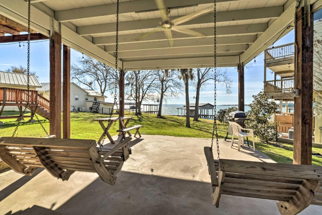 Lakefront Livingston Retreat With Porch And Kayaks! - San Jacinto County