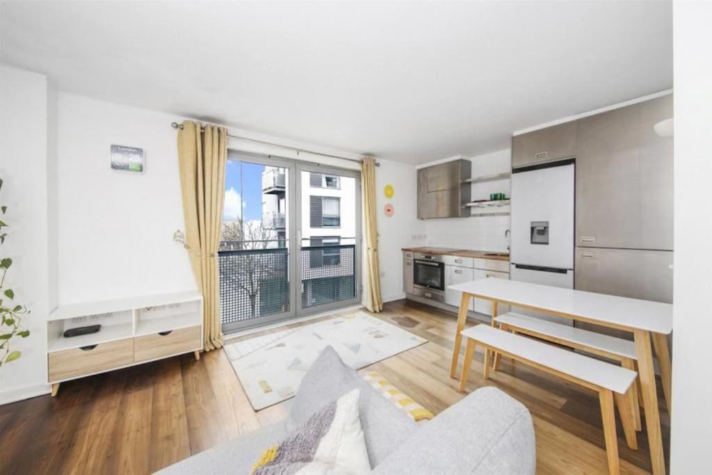 Central Zone 2 Modern Apartment - Liverpool Street Station London