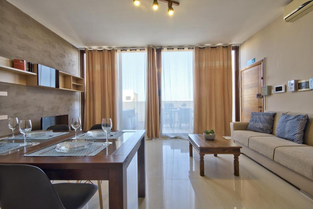 Spacious Light Filled Apartment With Balcony - Valletta