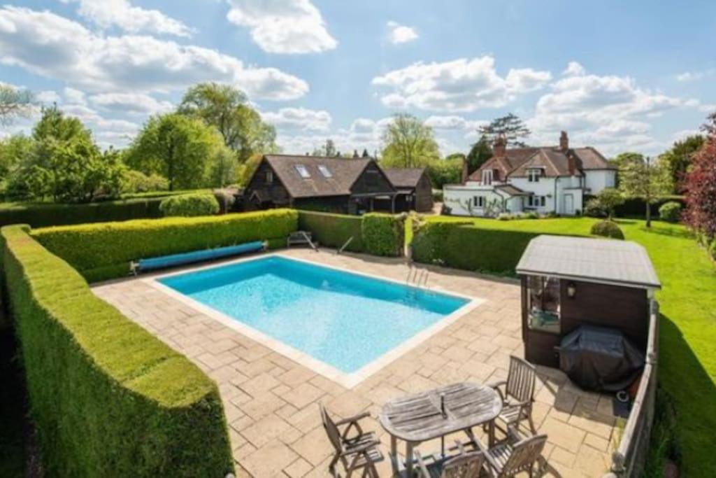 6 Bed Countryside Mansion With Tennis Court & Swimming Pool With Parking - Shere