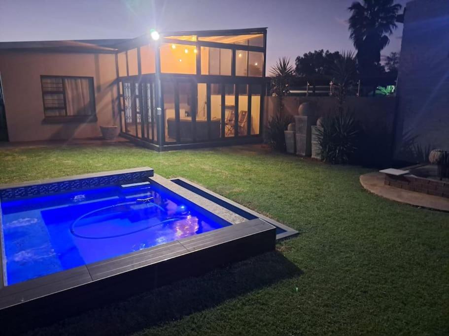 Entire 2 Bedroom House With Jacuzzi And Pool! - Meyerton