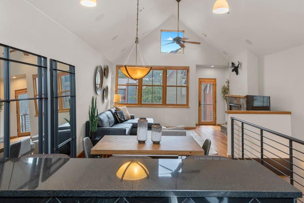 3br 3 1 2ba Center Of Everything New Listing On Our New Home - Telluride