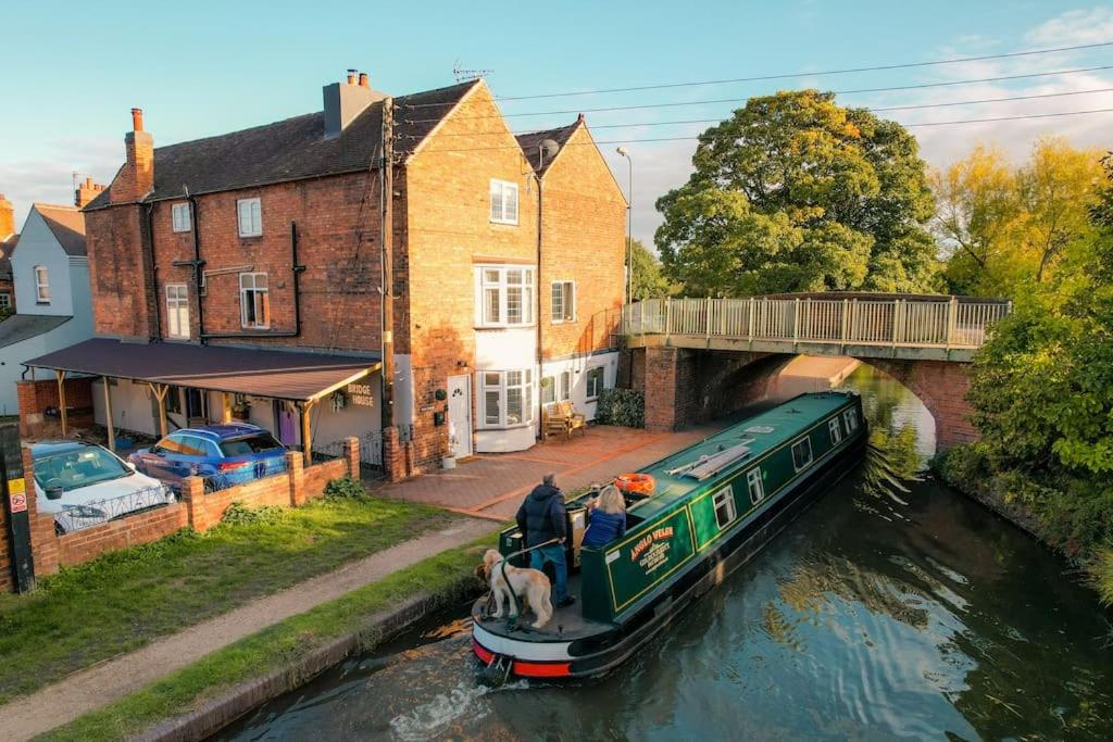 Hidden Gem Canal Facing Retreat With Lovely Walks - Staffordshire
