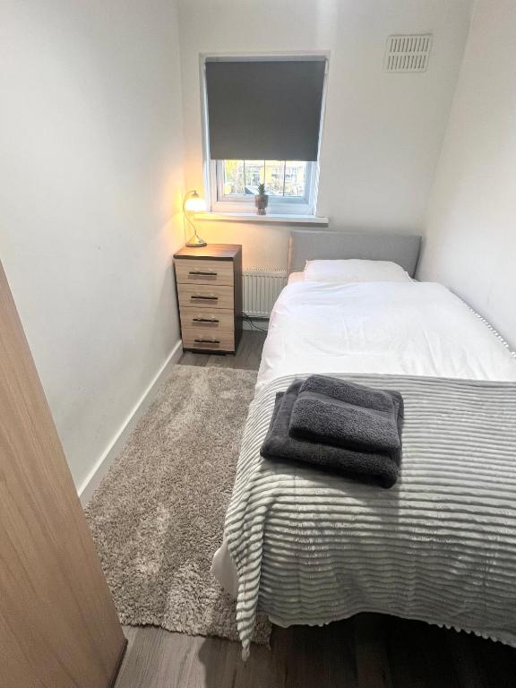 Modern Double Room With Fire Tv - Bromley