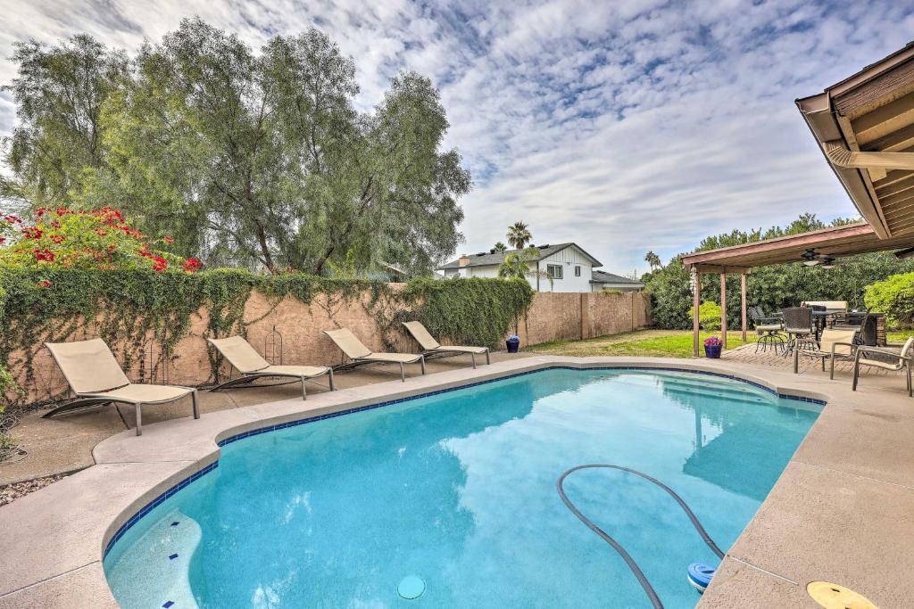 Breezy Glendale Oasis With Outdoor Pool! - Glendale, AZ