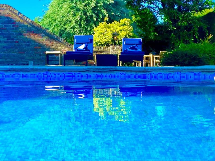 Idyllic Country Retreat With Gorgeous Views + Lush Swimming Pool - Grafham Water