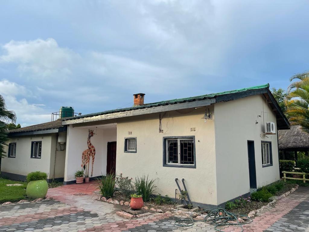 Reed Mat Lodge, Furnished Stand-alone 4 Bedroomed House - Zambia