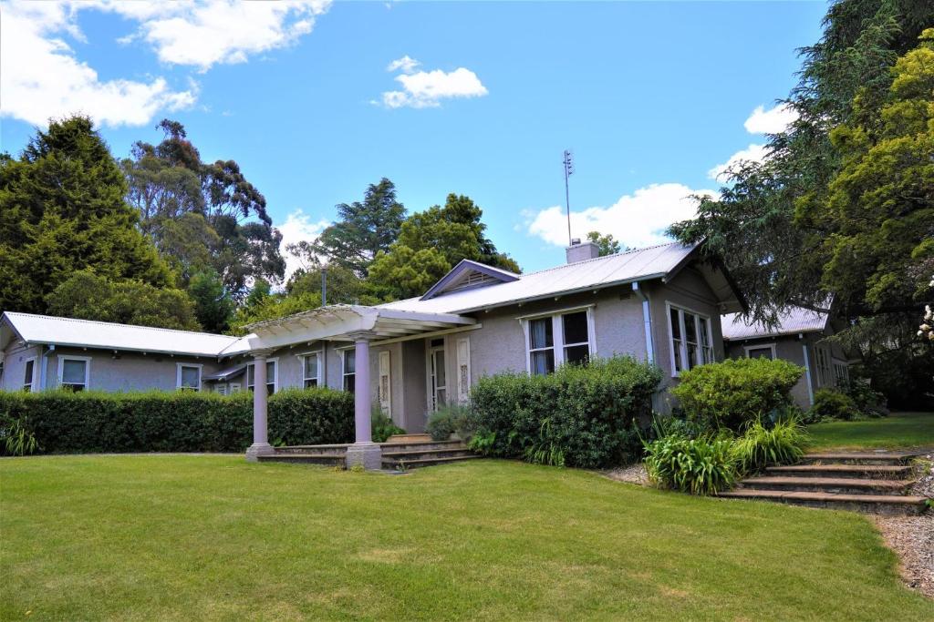 Robin Hill Manor  Country Style Home - Bowral