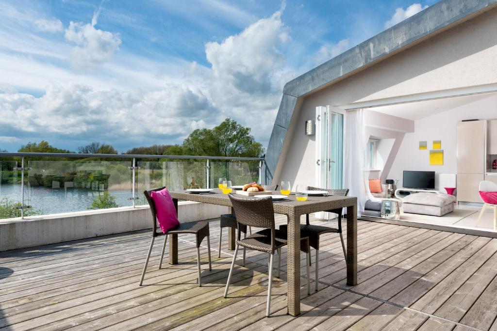 Penthouse Apartment With A Spa On A Nature Reserve Willow Warbler Hm112 - Cotswolds