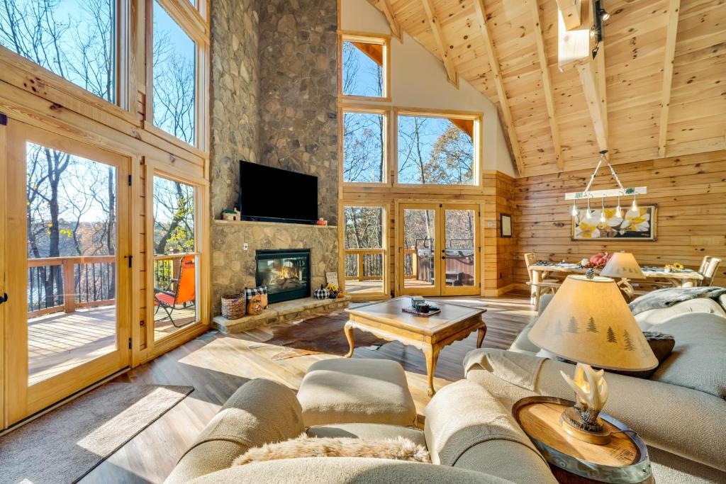 Gorgeous Cabin With Indoor & Outdoor Fireplaces, Huge Deck, & Hot Tub - Dahlonega, GA