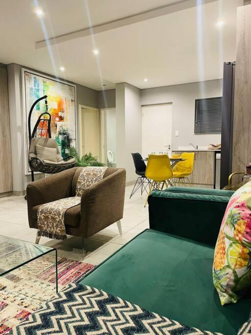 Exquisite Two Bedroom Condo With Pool In Sandton - Chartwell