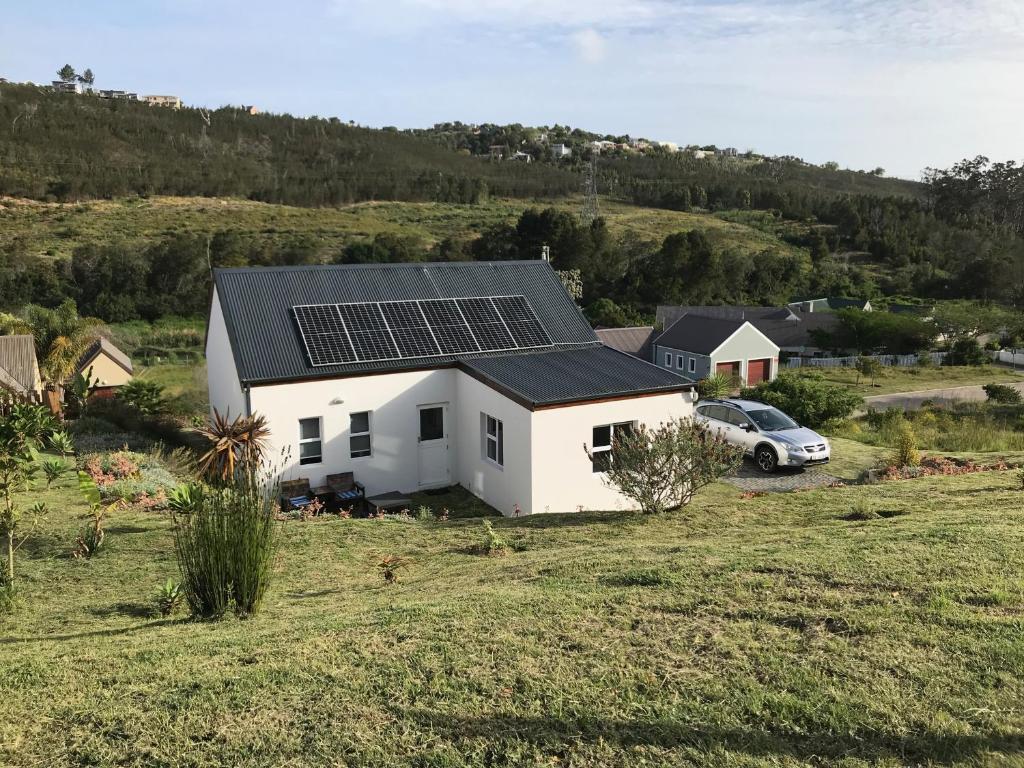 Stylish Country Cottage, Solar Panelled In Knysna - クニスナ