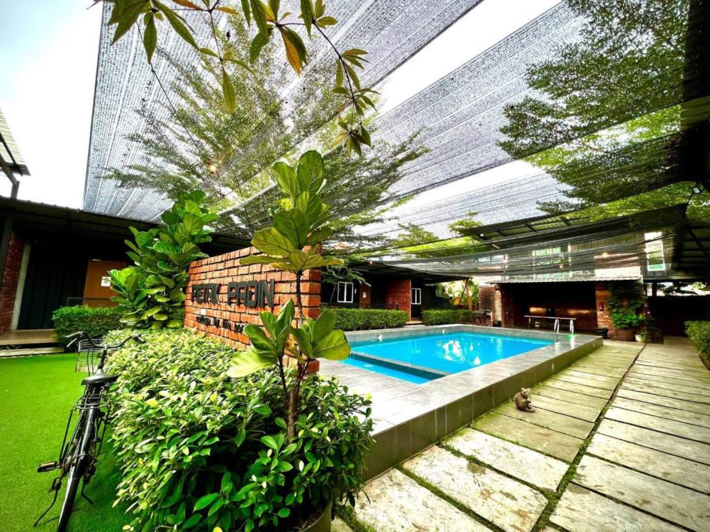 Petak Padin Cottage By The Pool - 풀라우 피낭