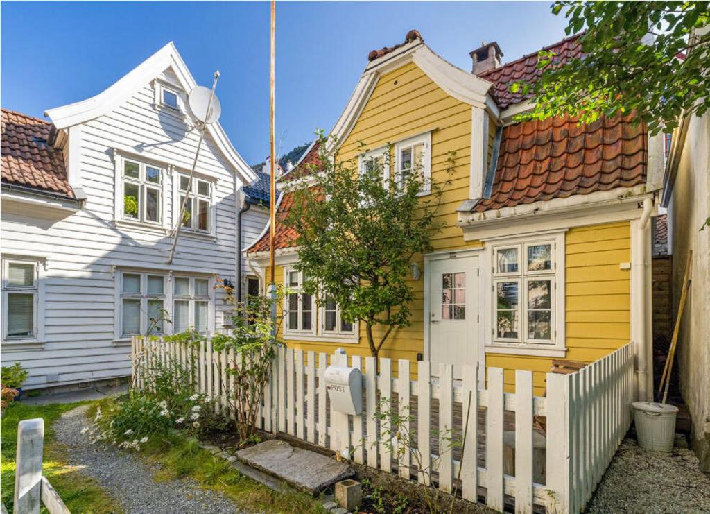 Charming Bergen House, Rare Historic House From 1779 - Bergen, Noruega