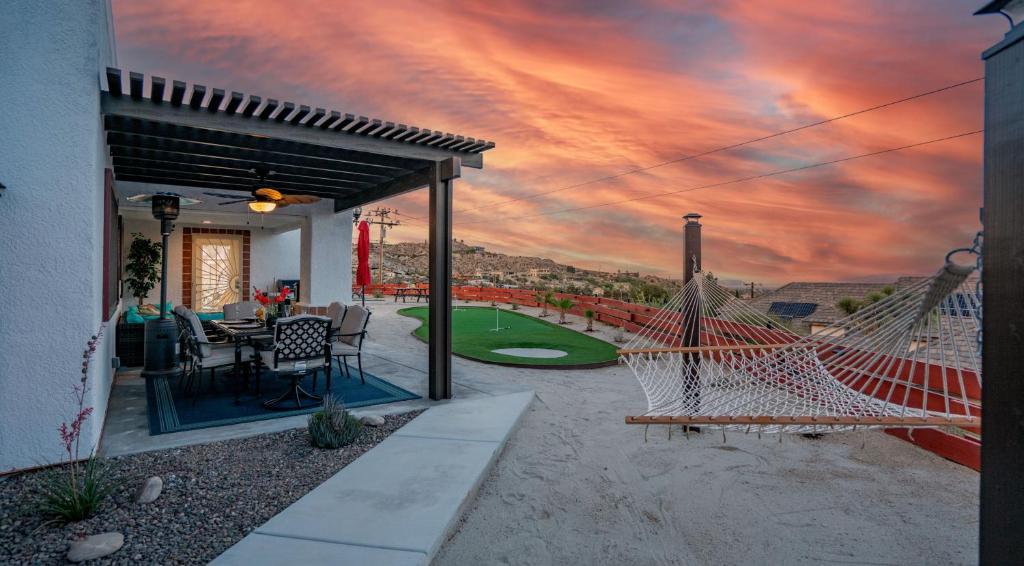 Desert Oasis With Dog Friendly, Mini-golf, Fire Pit, Hot Tub, And Bbq Grill - Yucca Valley, CA
