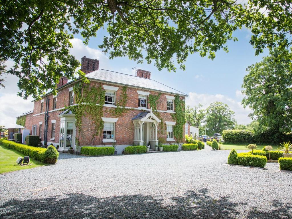 8 Bedroom Accommodation In Horsemans Green - Cheshire