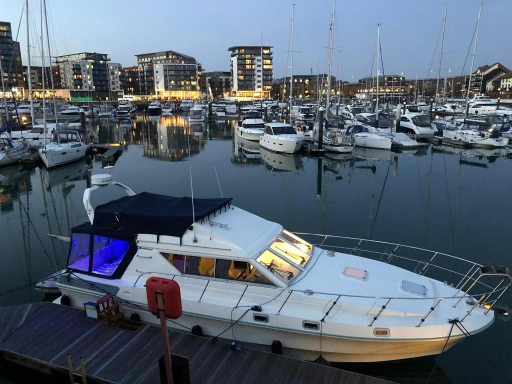 Luxury 40 Foot Yacht On 5 Star Ocean Village Marina Southampton - Minutes Away From City Centre And Cruise Terminals - Free Parking Included - Boat Fully Heated For Winter - Aéroport de Southampton (SOU)