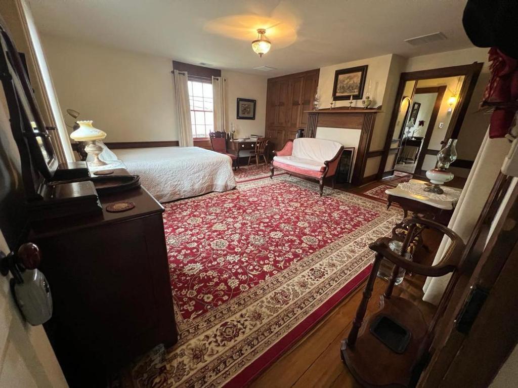 Upstairs Historic 1 Bedroom 1 Bath Suite With Mini-kitchen, Porch & River Views - Elkins, WV