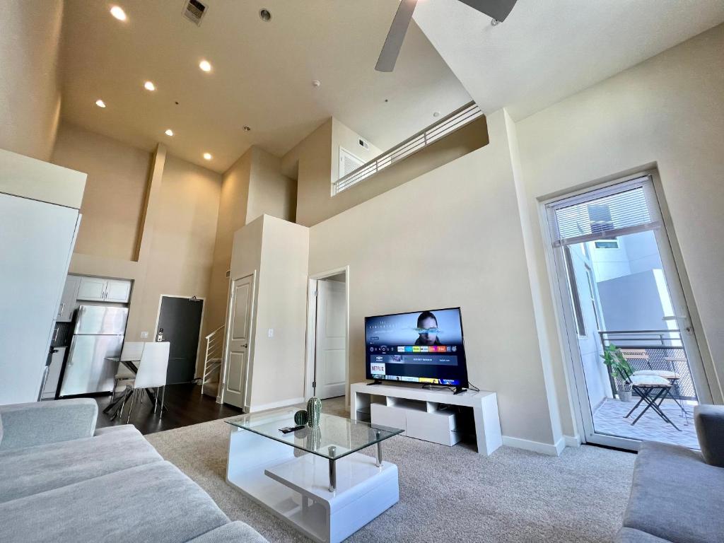 Luxury Residence Loft 3 Beds With Pool And Gym - West Hollywood, CA