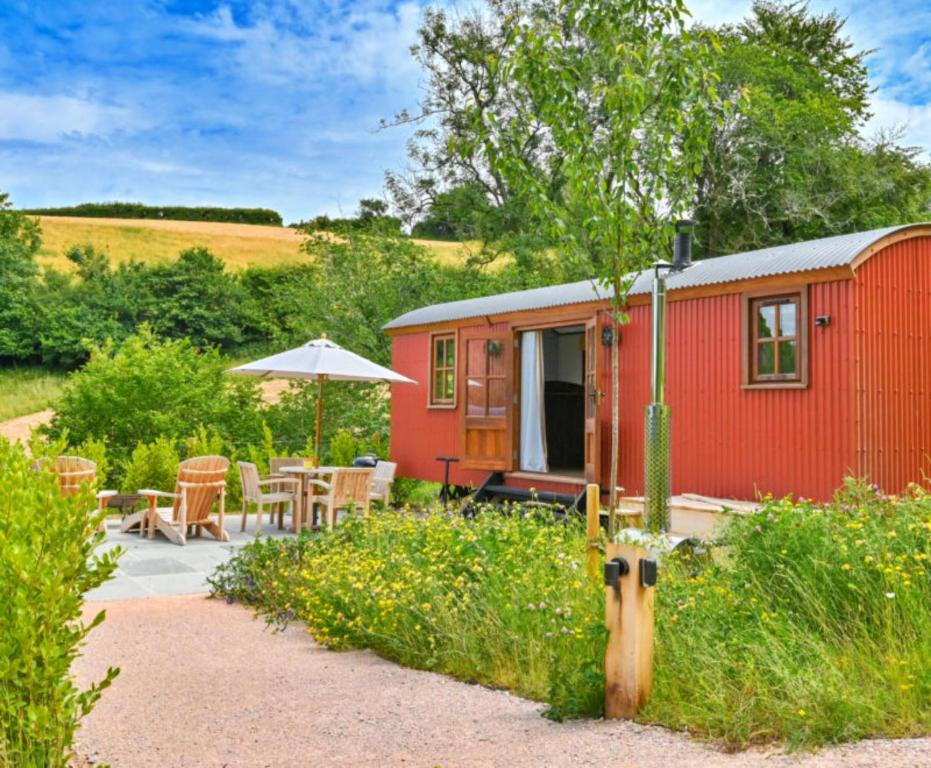 Finest Retreats - Oak Luxury Shepherds Hut - Totnes