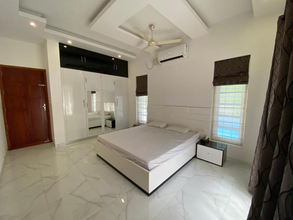 Double Bedroom With Balcony & Fast Wifi - Kollam