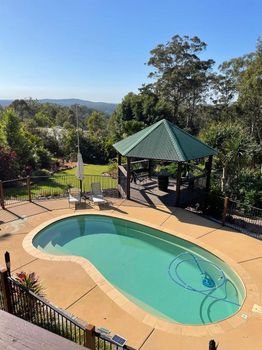 Glass House Mountains Resorts at the Best Price cozycozy