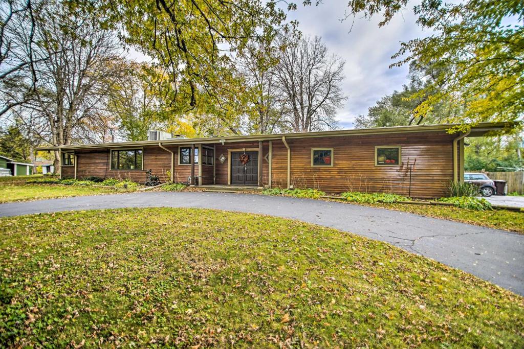 Chic Fox River Grove Home With Great Location! - Barrington, IL