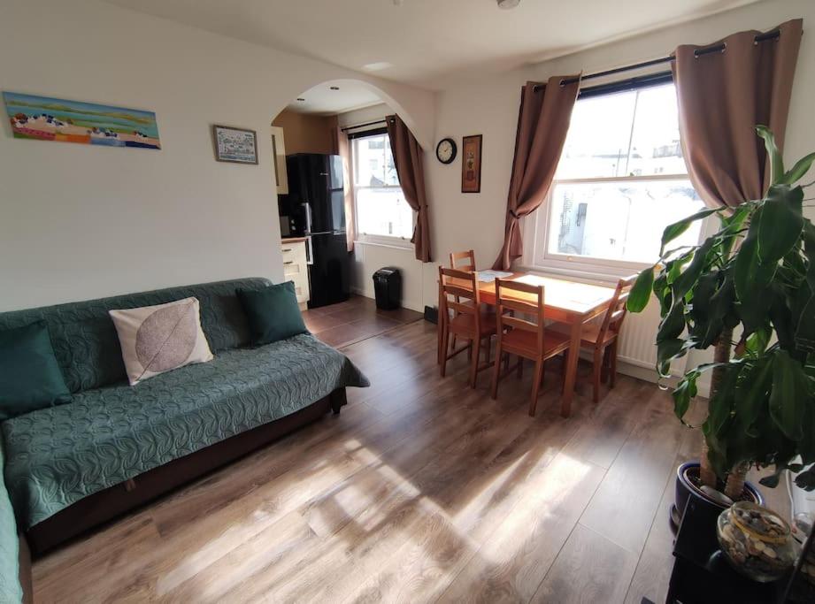 Lovely & Bright 1 Bedroom Apartment Near The Beach - Brighton and Hove
