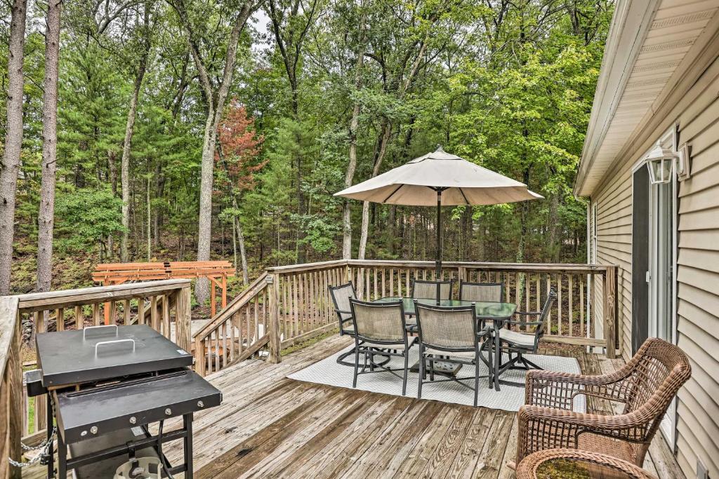 Charming Pentwater Home With Fire Pit And Yard! - Pentwater, MI