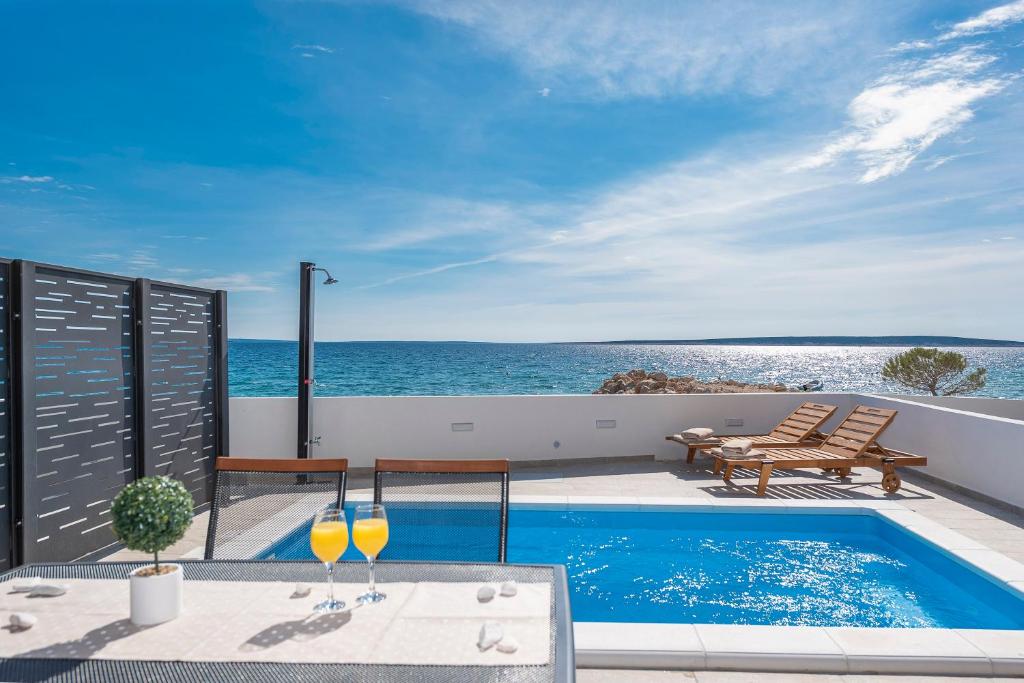 Villa Eni Beachfront Apartment With Pool - Mandre