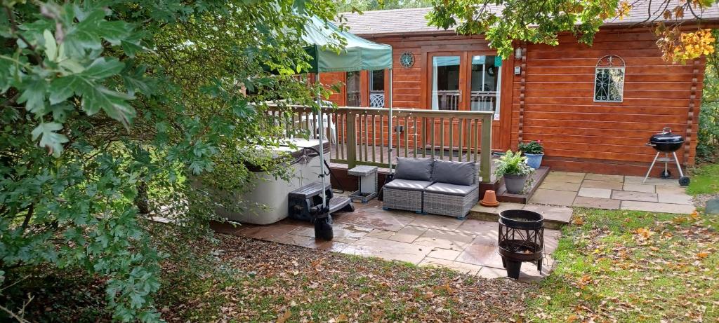 Log Cabin With Hot Tub , Dog Friendly. Ideal For Walkers Or A Romantic Break - Kent