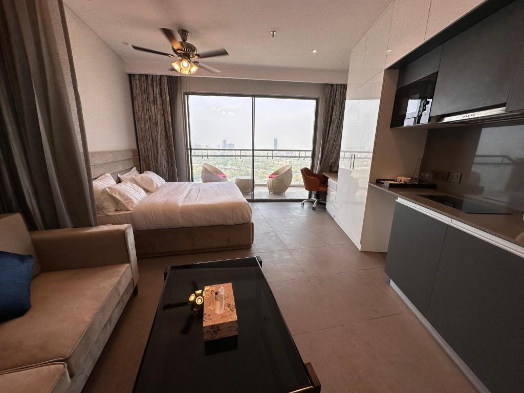 21st Floor Skystudio Suite With Balcony - Noida