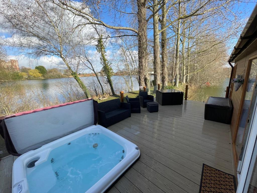 Rudd Lake Luxury Lakeside Lodge With Fishing & Hot Tub@tattershall - Woodhall Spa