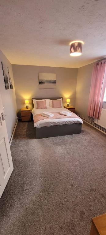 Rent Unique The Beeches 2bed - Crawley