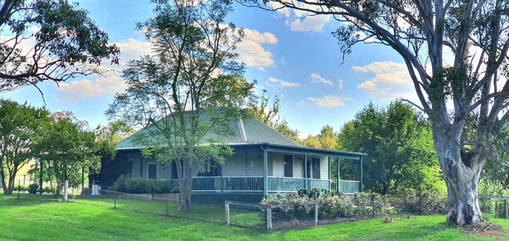Old Schoolmaster's Cottage On The Barrington River - オーストラリア グロスター