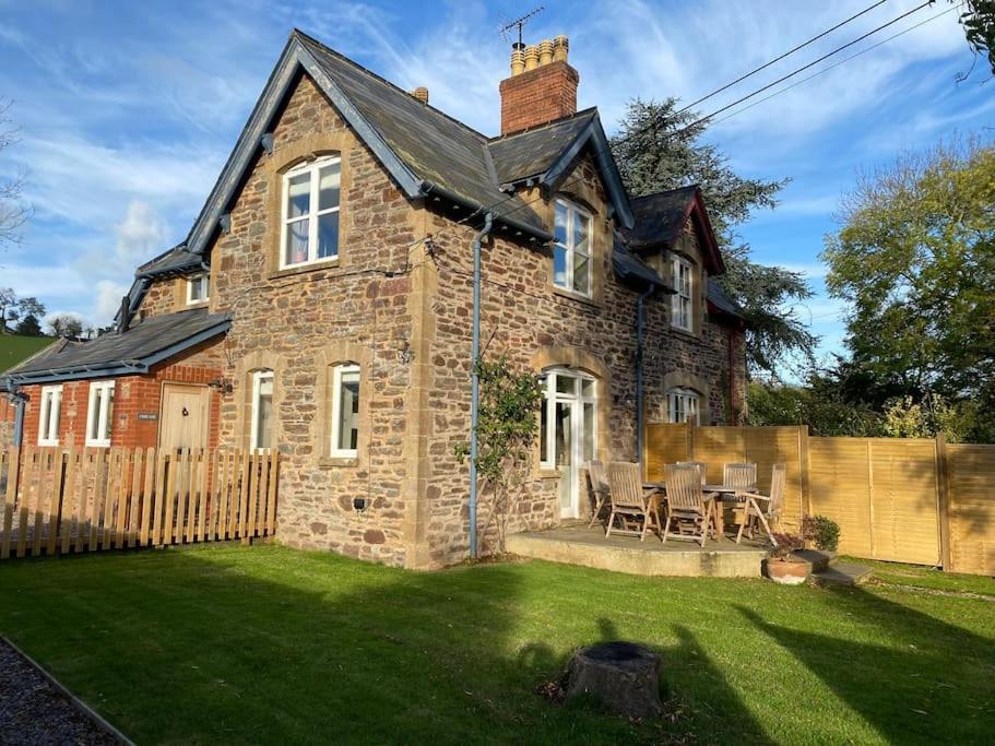 Country Cottage Retreat-with Hot Tub & Firepit/bbq - Taunton