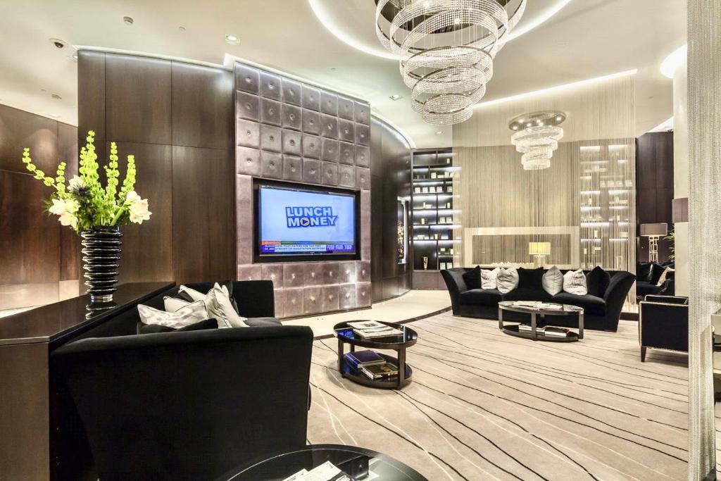 Luxury Designer Suite By Us Embassy + Ac + Balcony - Chelsea