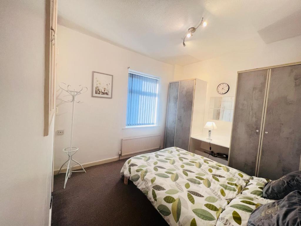 Amicable Double Bedroom In Manchester In Shared House - Oldham