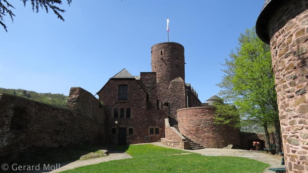 Burg Zimmer Auf Ca. 70 M² - Mechernich