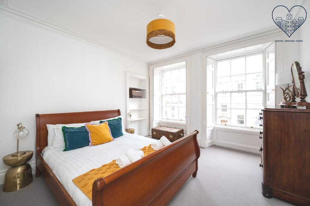 Luxury 3 Bedroom Apt On Edinburgh's Royal Mile - Palace of Holyroodhouse