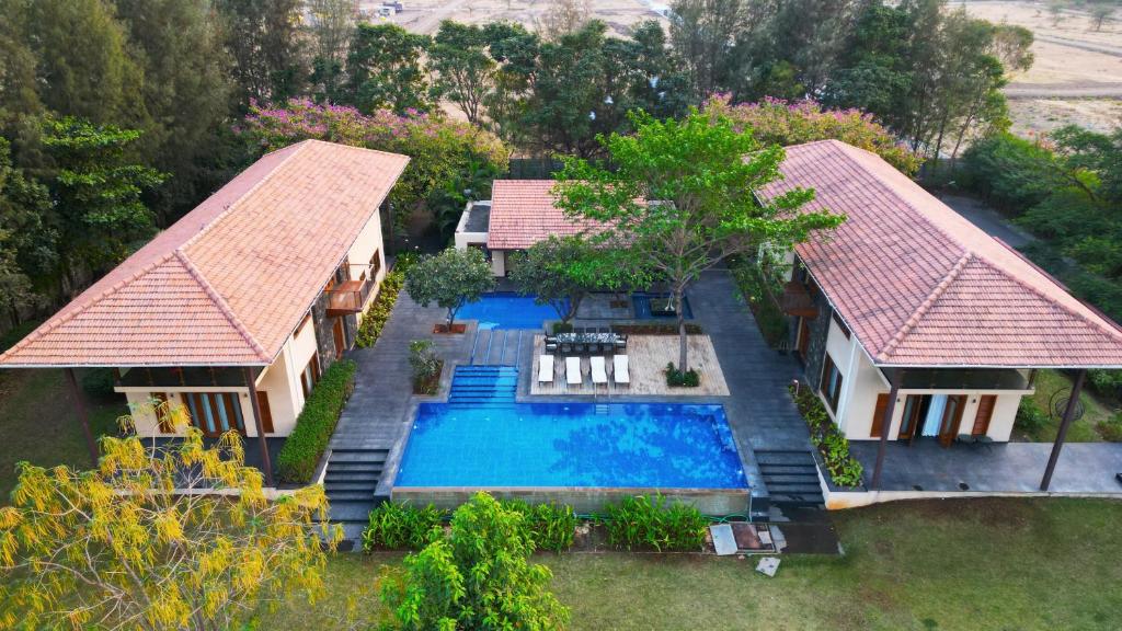 Saffronstays Courtyard, Nashik - Infinity Pool Villa With A Huge Party Lawn - グジャラート