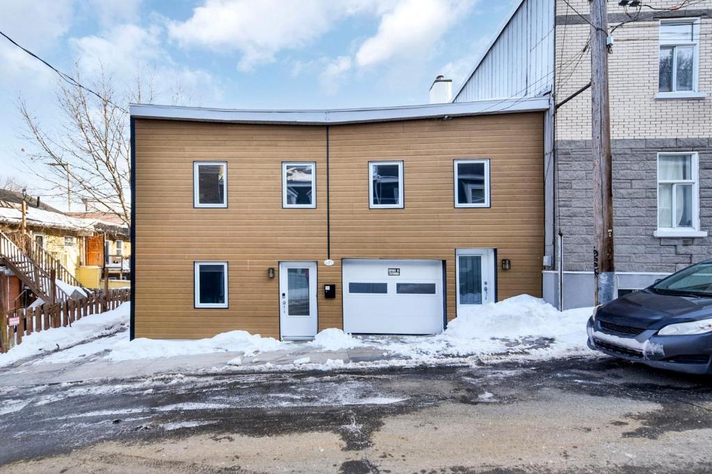 2-storey House With Garage And Interior Terrace - Québec