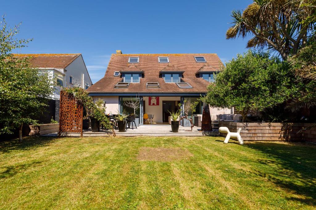 Gorgeous Home For 12 - Walk To Beach - Sea View - East Wittering
