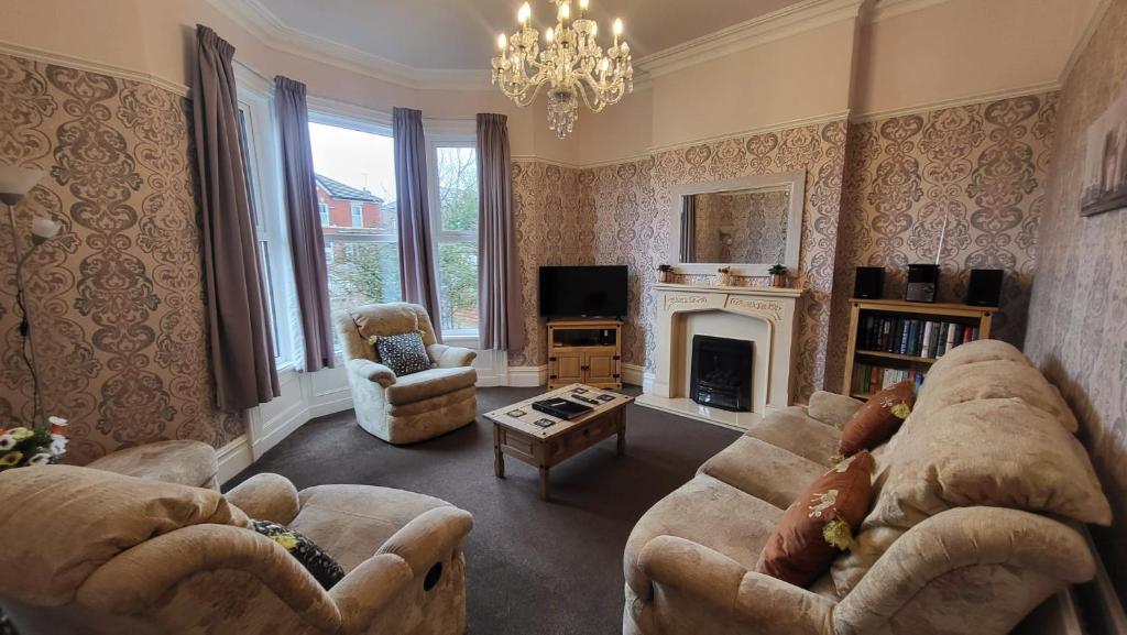 Cosy, Private 3 Bedroom House - Sleeps 6 - Southport