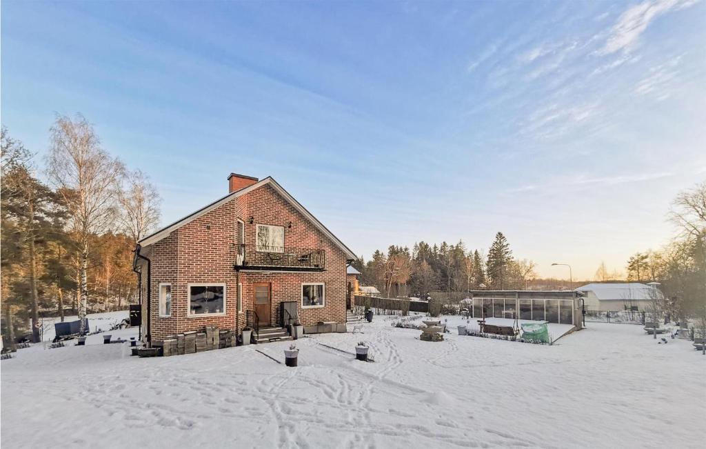 Awesome Home In Ljusfallshammar With Wifi, Private Swimming Pool And 5 Bedrooms - Örebro län