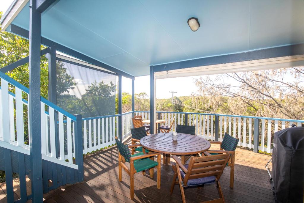 The Blue House - 100m To Beach, Pet Friendly, Big House, Sleeps 8 - Point Lookout