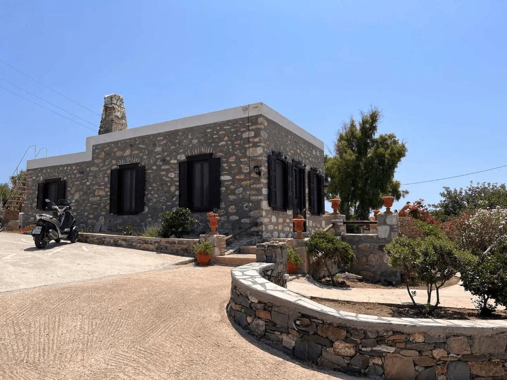 Πέτρινο Εξοχικό Σπίτι στη Σύρο - Сирос