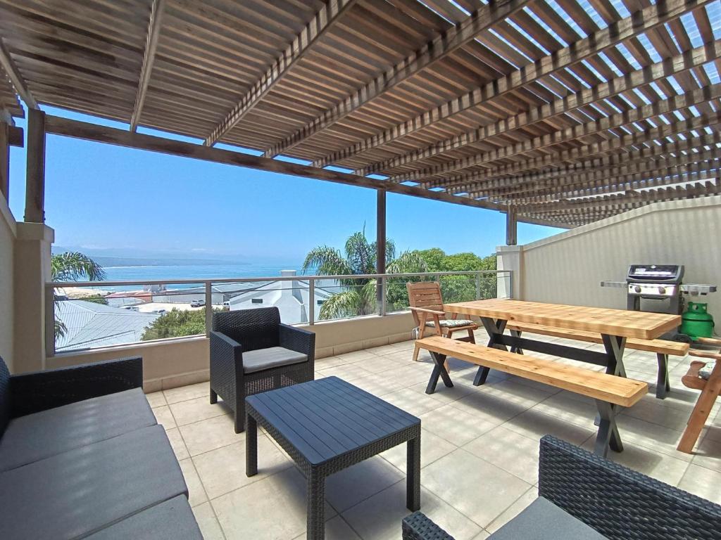 Caryn's Apartment - Relax On Patio, Sea Views, Wifi, Dstv - Plettenberg Bay