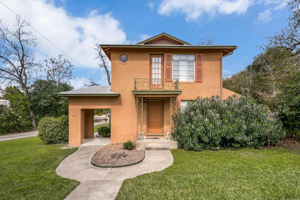 Exclusive Historical Townhome: Serene And Cozy - Alamo Heights, TX