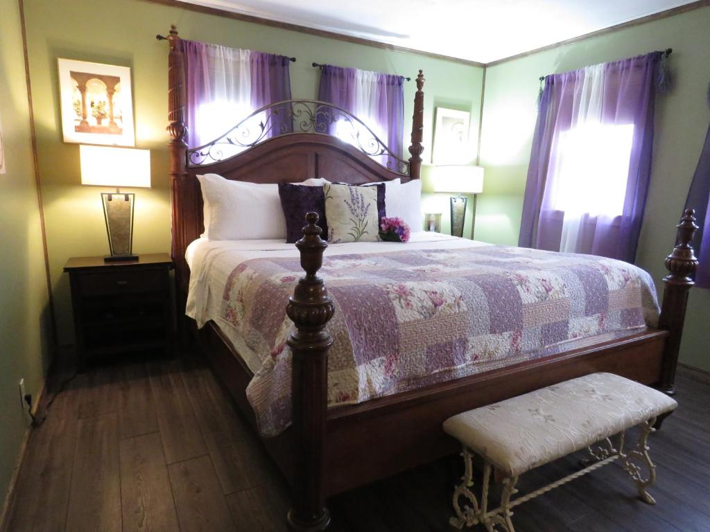 16 - Family Duplex Cabin W/ 2 Queen Beds - Tall Pines Inn - Eureka Springs, AR